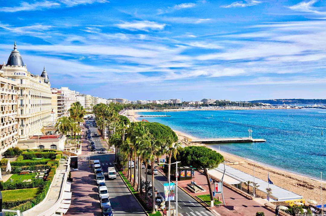 Cannes - Cannes, famous for its film festival, combines glamour, sunny beaches and lively nightlife.